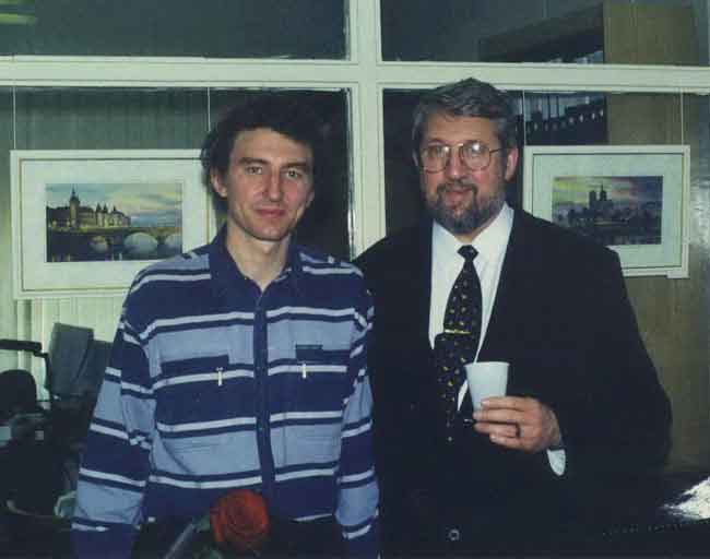 Выставка в институте пластической хирургии на Ольховке. С директором института, профессором  В.А. Виссарионовым, 1999 год.