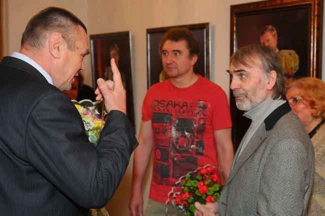 На открытии выставки в городе Дзержинском. С Главой города А.Н. Плешаковым и журналистом Феликсом Медведевым, 2009 год.