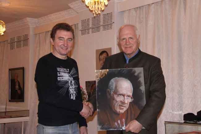 На выставке в городе Дзержинском. С писателем -сатириком Анатолием Трушкиным, 2010.